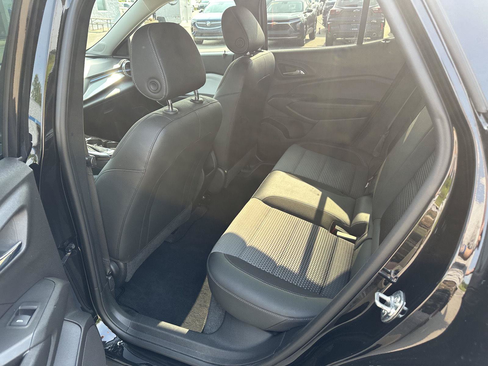 Used 2025 Chevrolet Trax LT FWD image 16