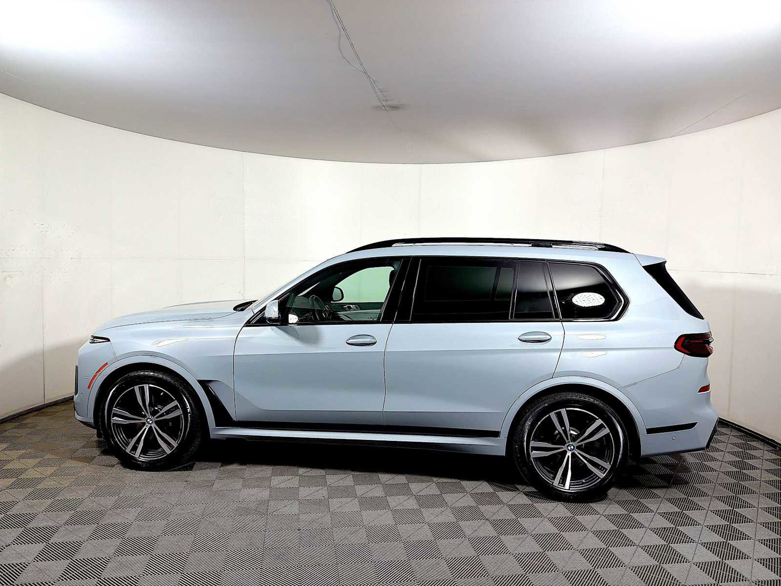 Certified 2025 BMW X7 xDrive40i w/ M Sport Package image 4