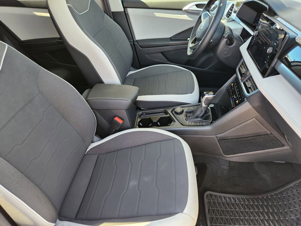 Used 2025 Volkswagen Taos SE image 5