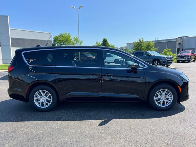 New 2027 Chrysler Pacifica Select w/ Family Tech Group FWD image 9