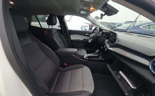 Used 2025 Chevrolet Trax LT w/ LT Convenience Package image 9