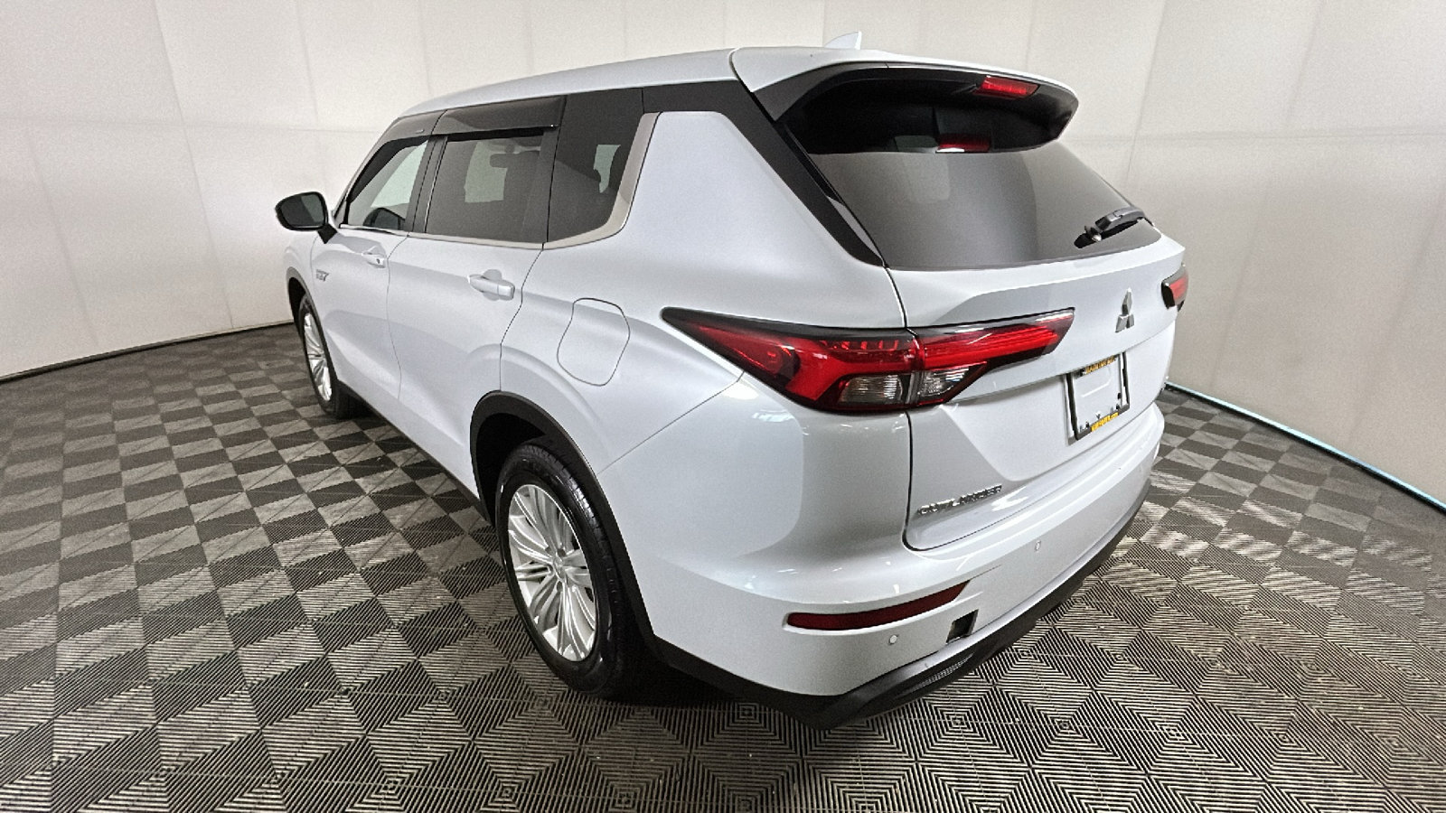 Used 2023 Mitsubishi Outlander ES AWD/4WD image 4