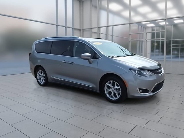 Used 2018 Chrysler Pacifica Touring-L Plus FWD image 2