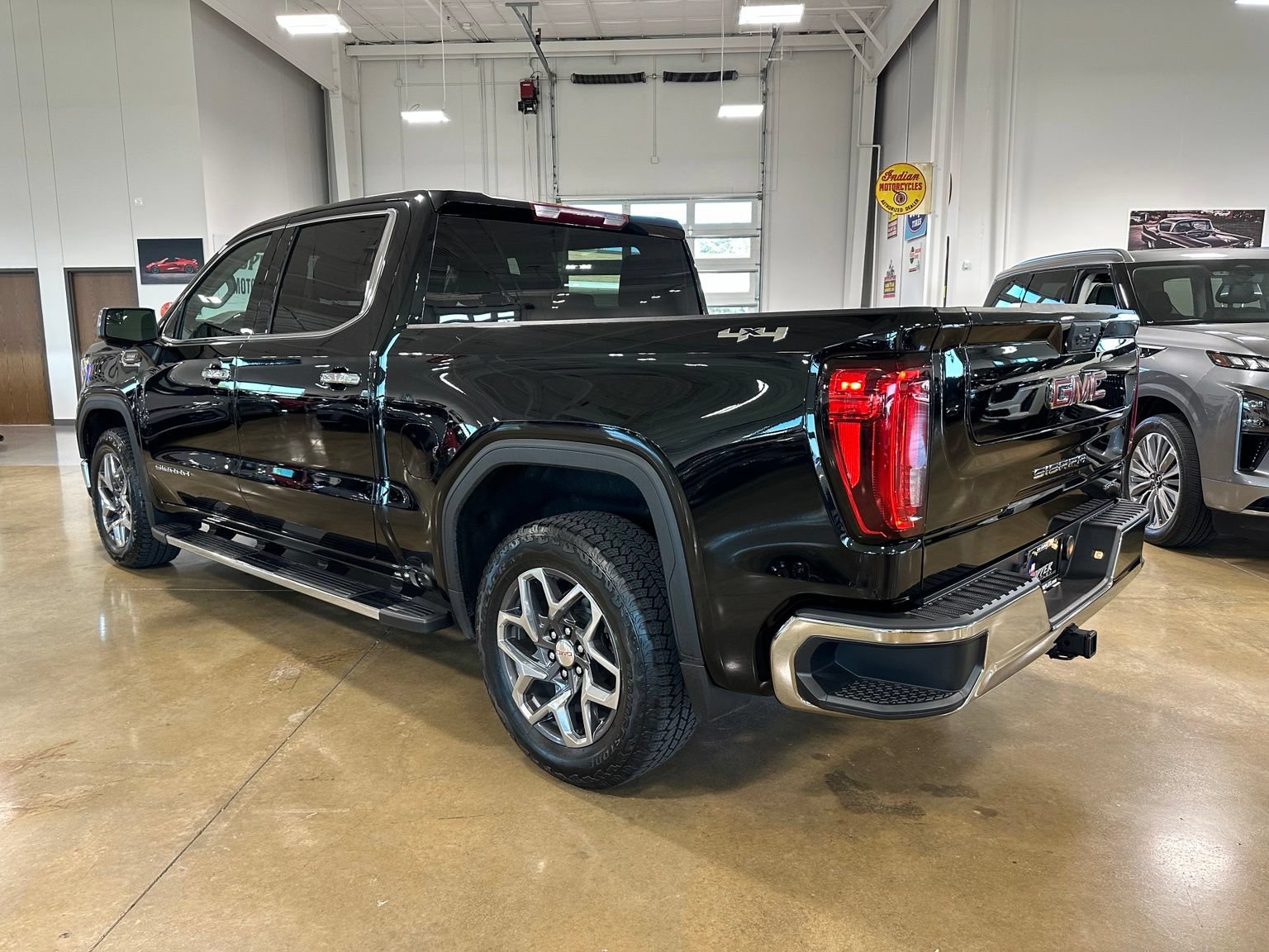 Used 2024 GMC Sierra 1500 SLT w/ SLT Premium Package AWD/4WD image 6