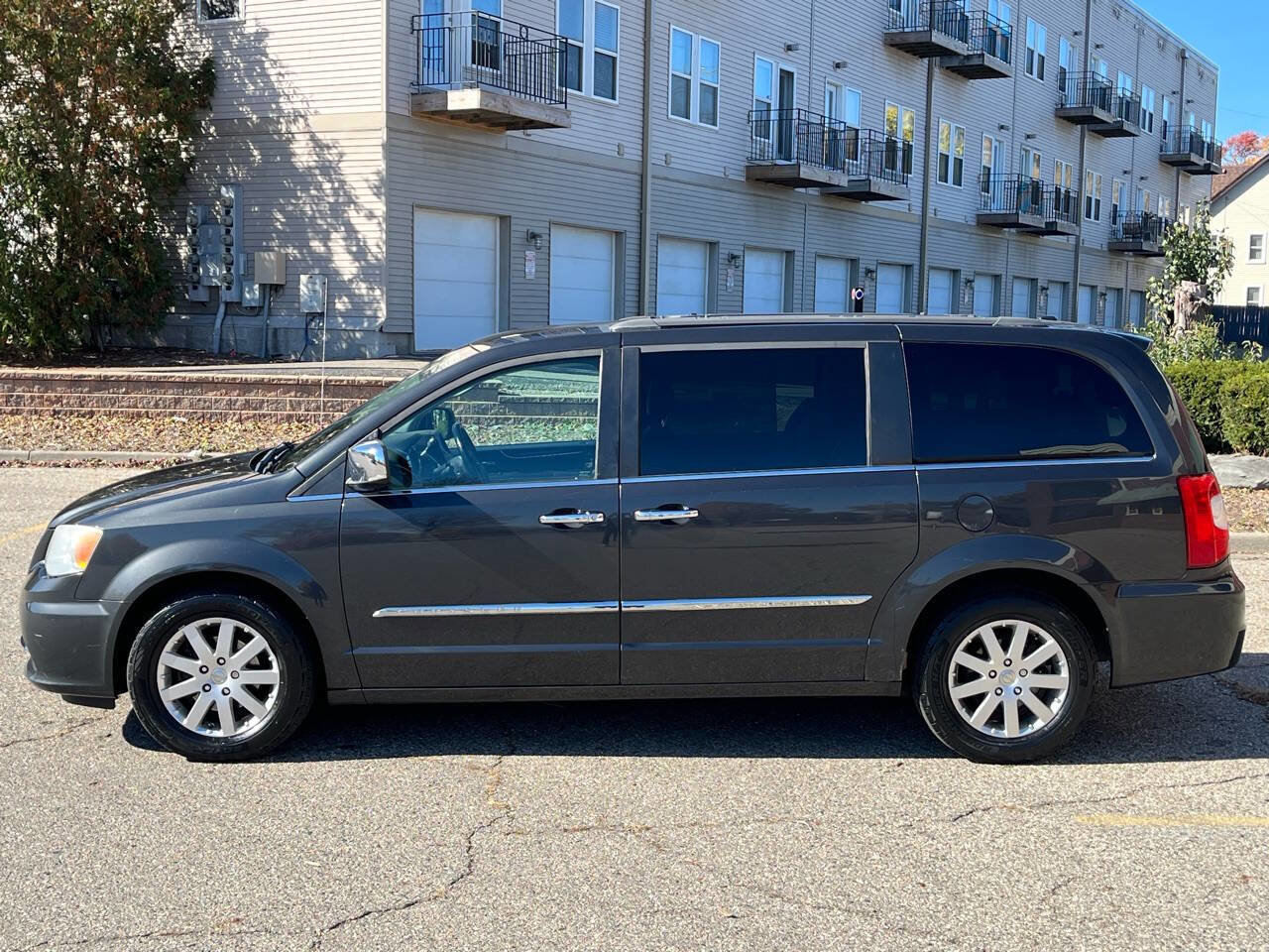 Used 2011 Chrysler Town & Country Touring-L image 13