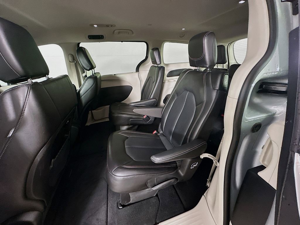 Certified 2024 Chrysler Pacifica Touring-L image 34