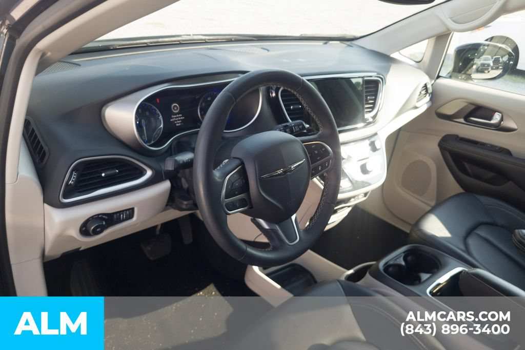 Used 2024 Chrysler Pacifica Touring-L FWD image 5