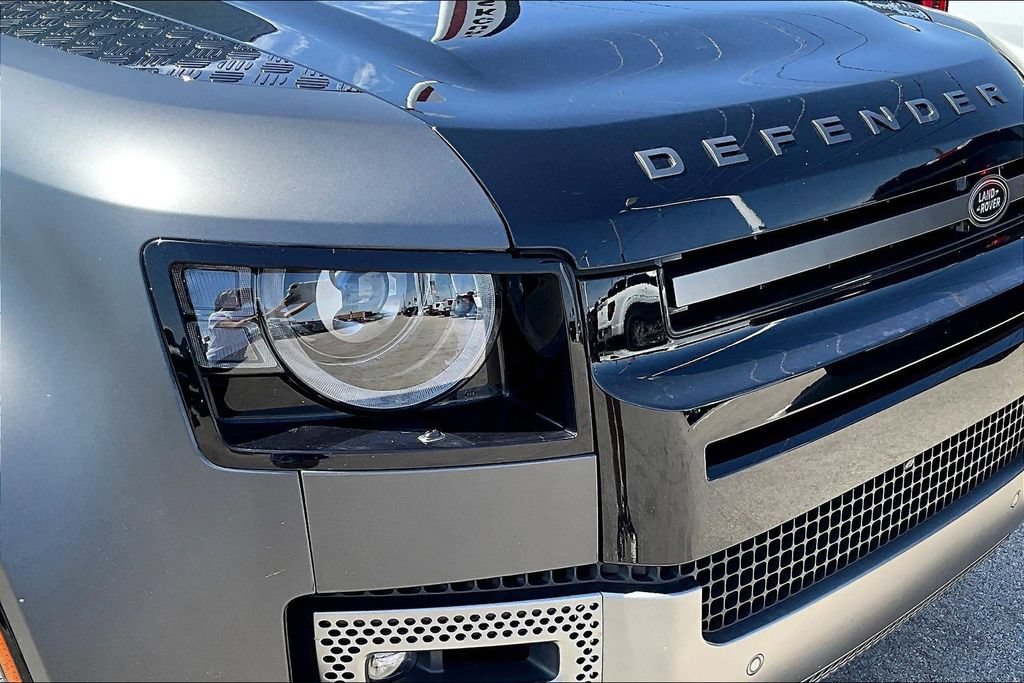 Used 2025 Land Rover Defender 130 V8 AWD/4WD image 31