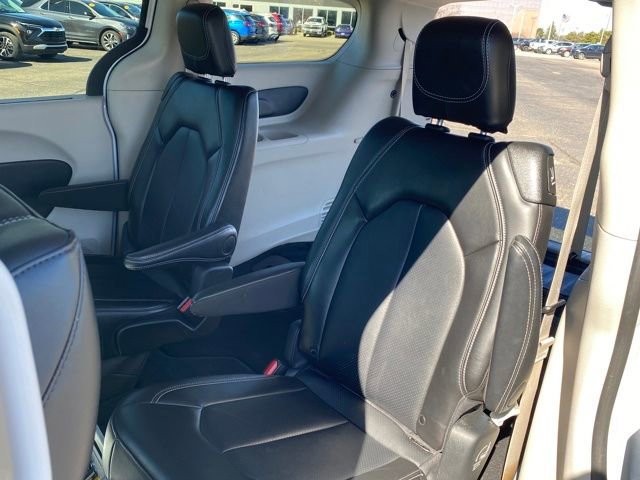 Used 2024 Chrysler Pacifica Touring-L image 17