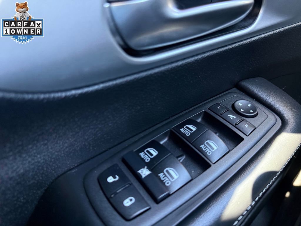 Used 2025 Chrysler Pacifica Limited image 28