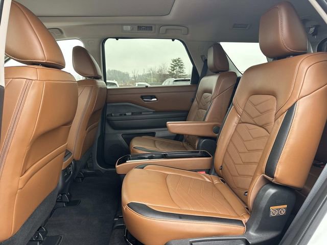 Used 2024 Nissan Pathfinder Platinum image 18