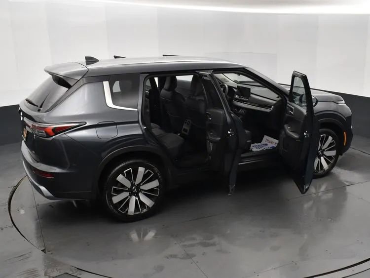Used 2025 Mitsubishi Outlander SE image 6