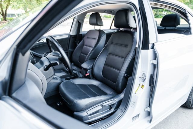 Used 2017 Volkswagen Jetta SE image 4