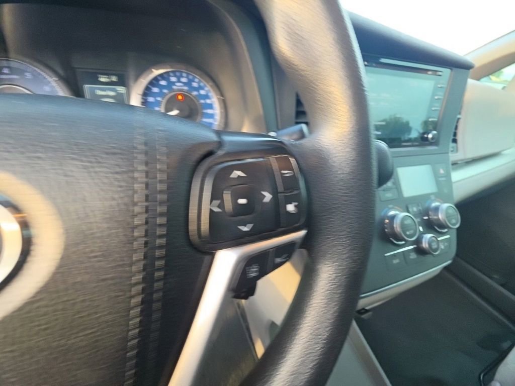 Used 2019 Toyota Sienna LE FWD image 16