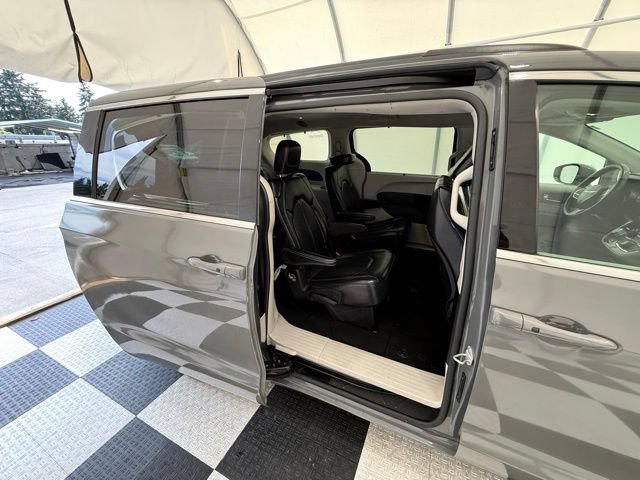 Used 2022 Chrysler Pacifica Touring-L FWD image 25