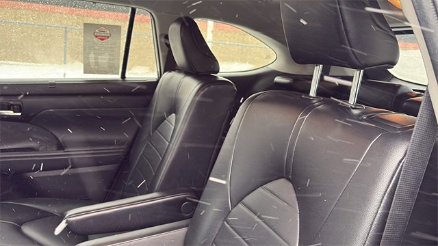 Used 2022 Toyota Highlander XLE image 25