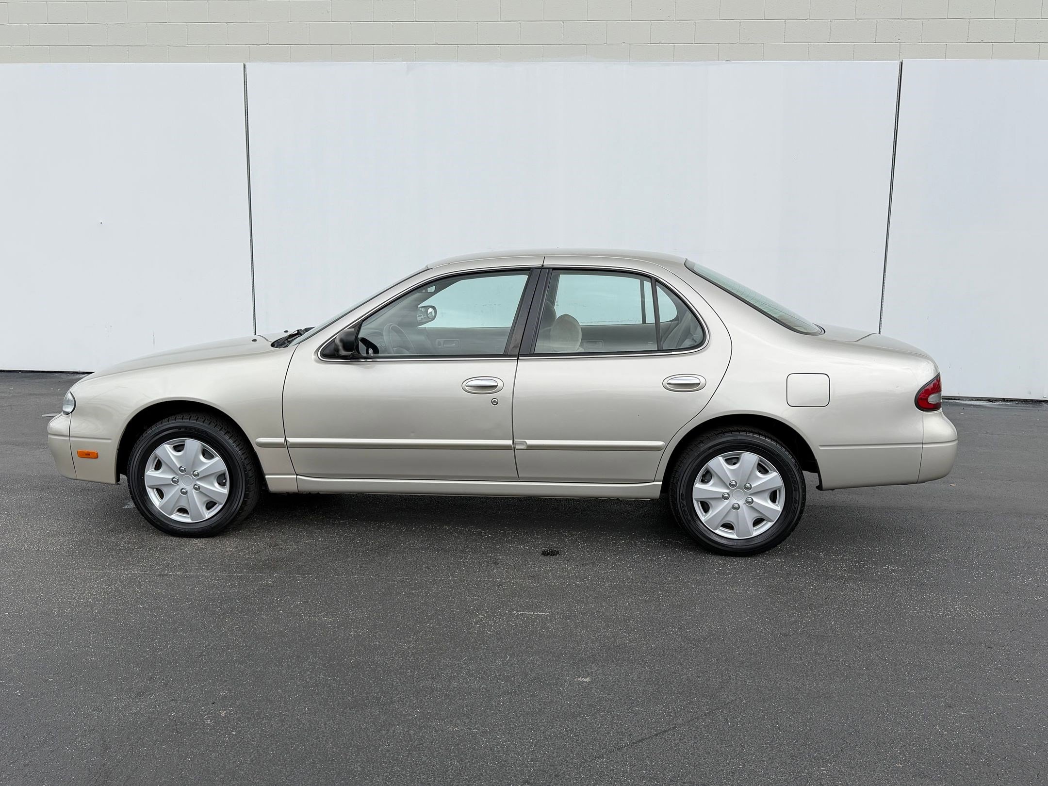 Used 1995 Nissan Altima SE image 2