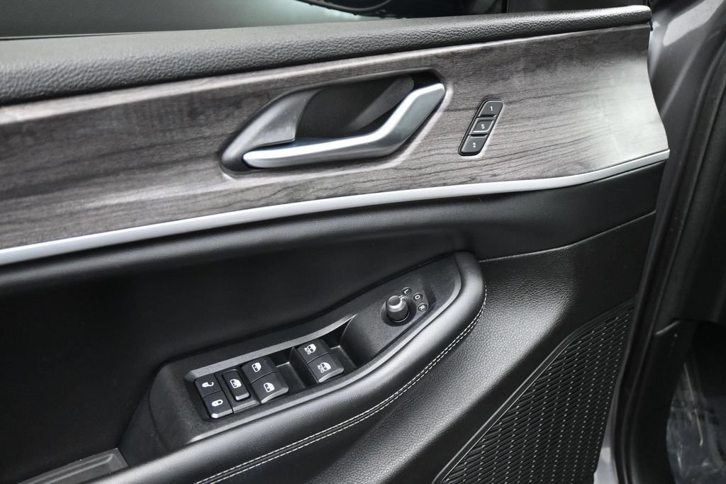Used 2023 Jeep Grand Cherokee L Limited RWD image 2