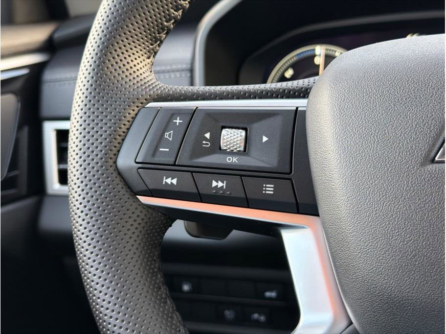 Used 2025 Mitsubishi Outlander SE image 17