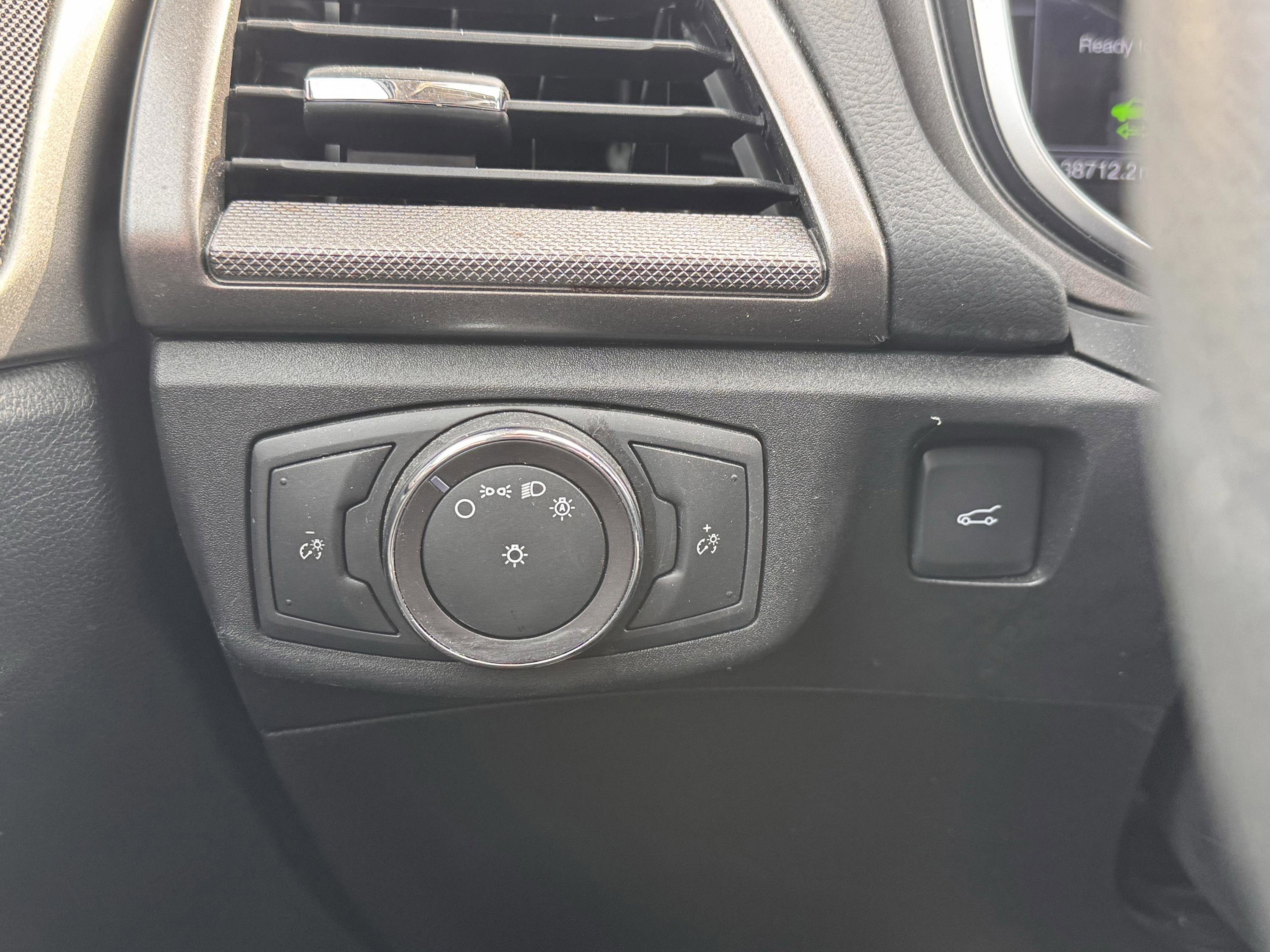 Used 2019 Ford Fusion SE image 7