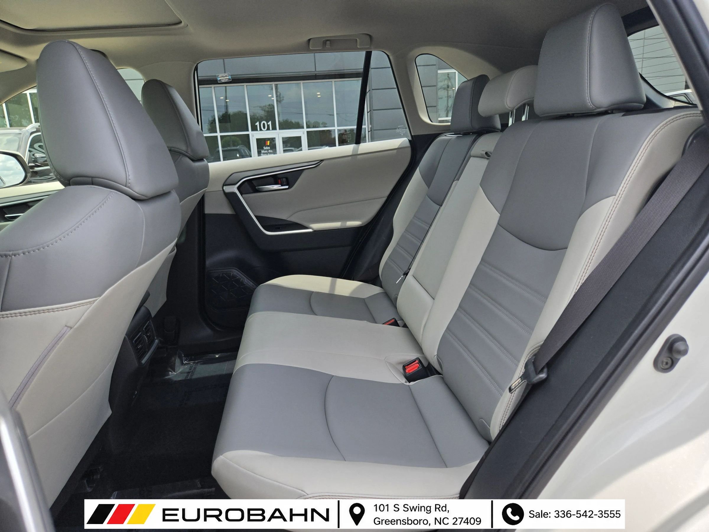 Used 2022 Toyota RAV4 XLE Premium AWD/4WD image 10