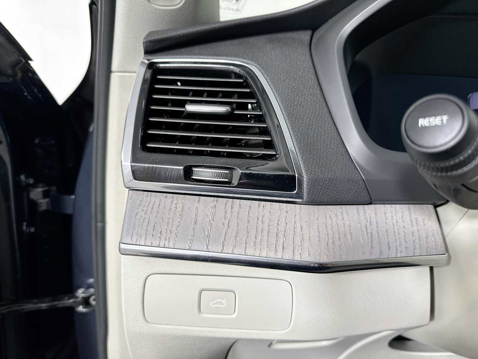 Used 2025 Volvo XC90 B6 Plus w/ Protection Package Premier image 10