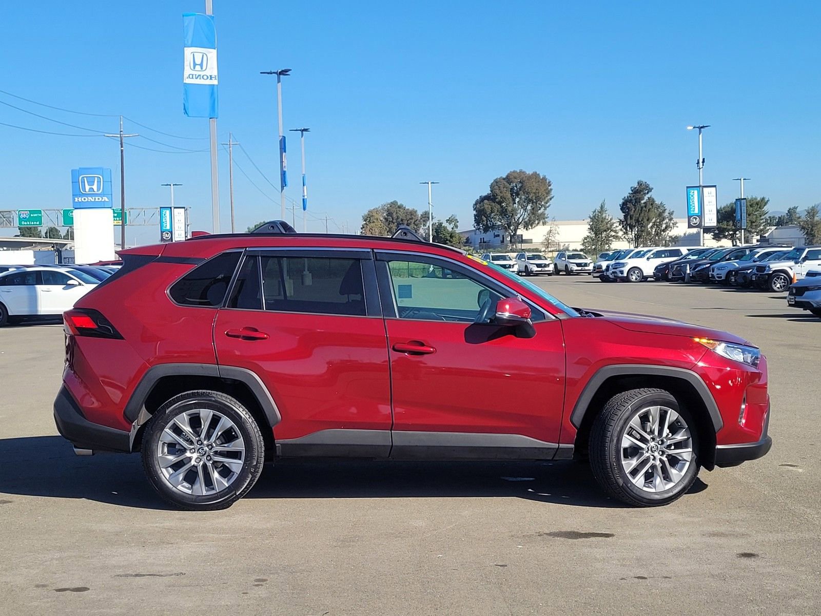 Used 2020 Toyota RAV4 XLE Premium image 4