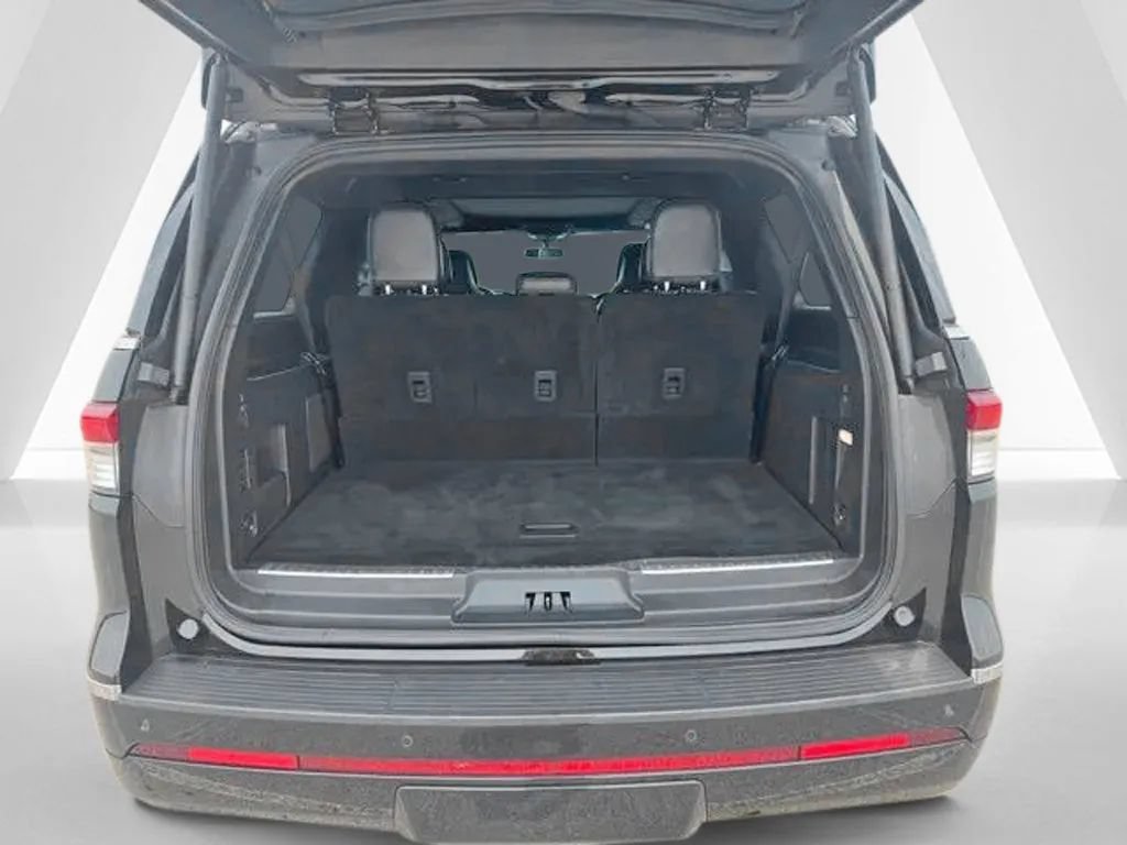 Used 2023 Lincoln Navigator L Reserve AWD/4WD image 32