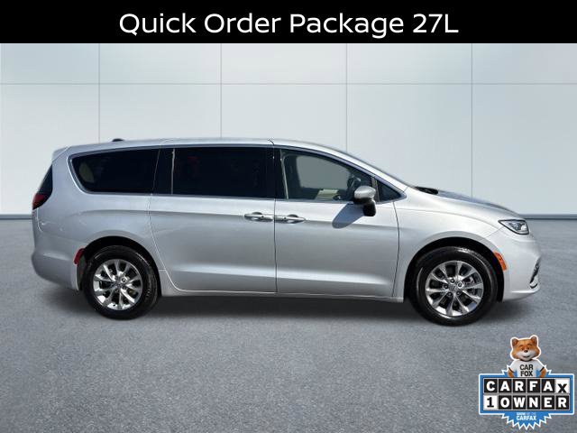 Used 2023 Chrysler Pacifica Touring-L AWD/4WD image 2