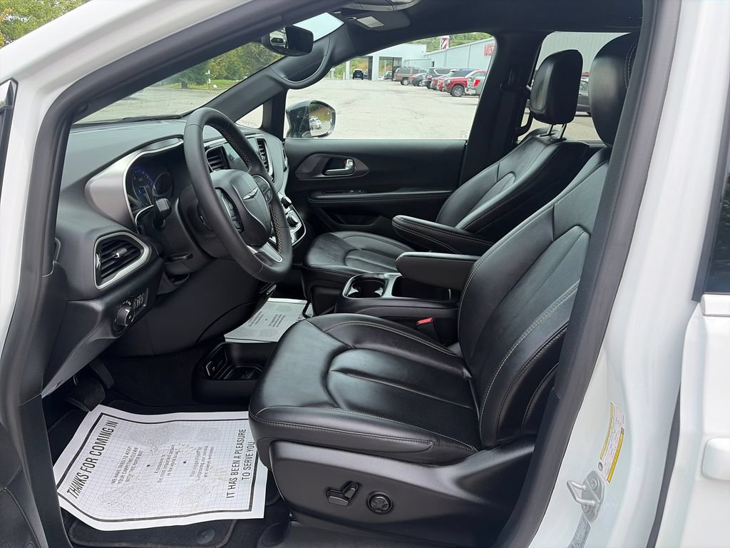 Used 2026 Chrysler Pacifica Select FWD image 10