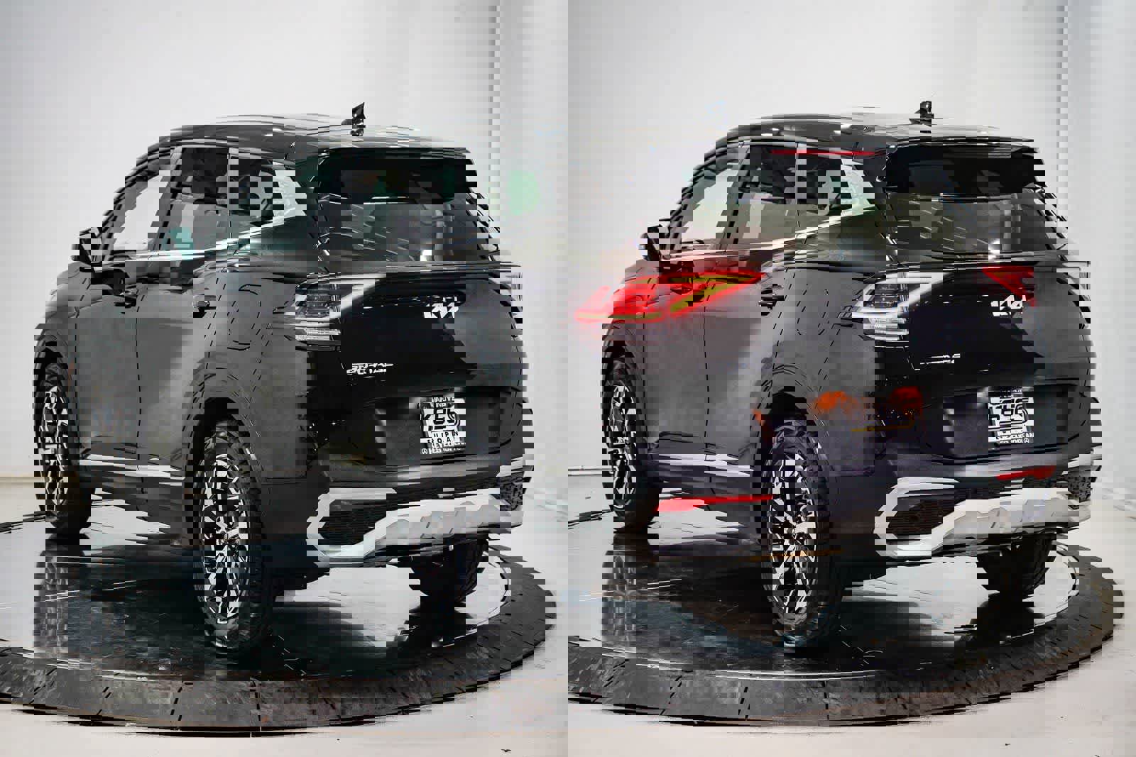 Used 2023 Kia Sportage EX image 2