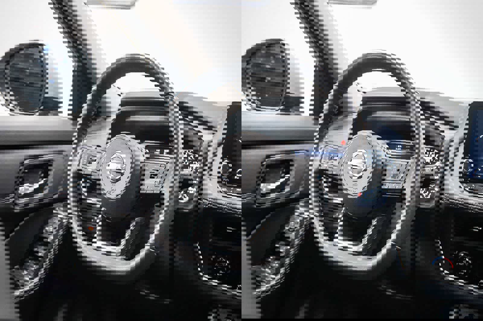 Used 2024 Nissan Rogue SV w/ SV Premium Package image 15