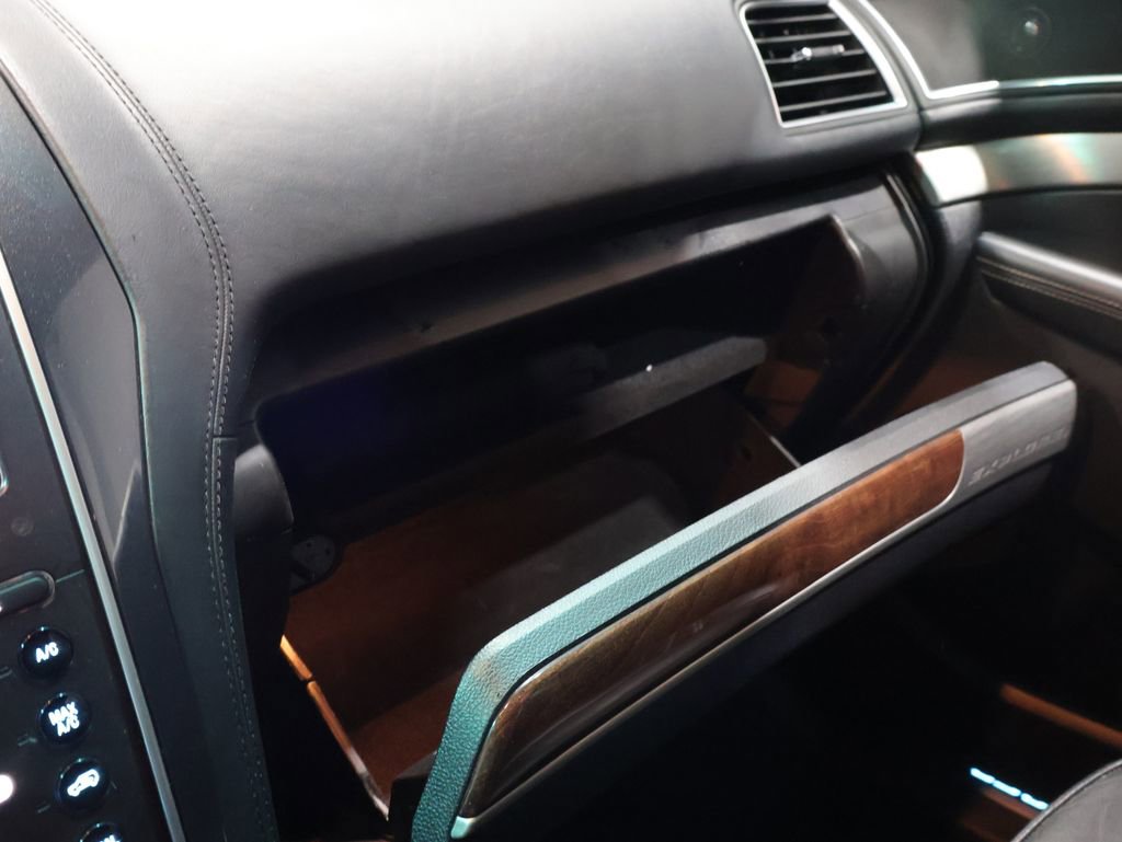 Used 2017 Ford Explorer Platinum image 32