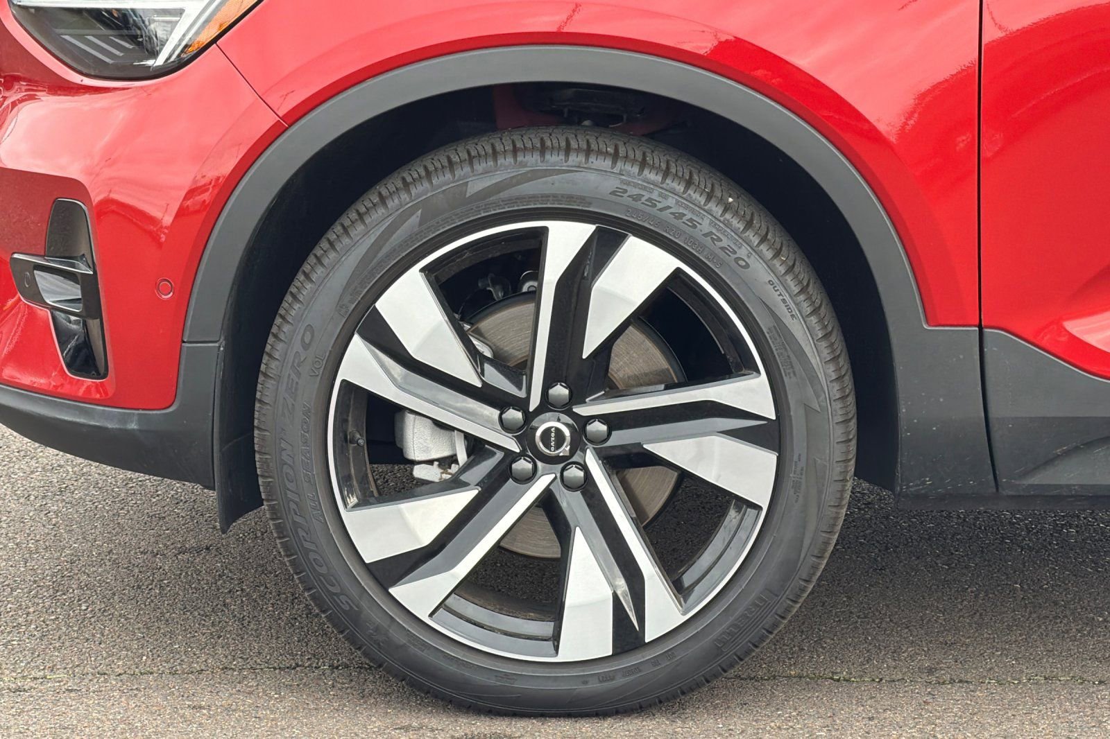 Used 2025 Volvo XC40 B5 Ultra w/ Climate Package image 27