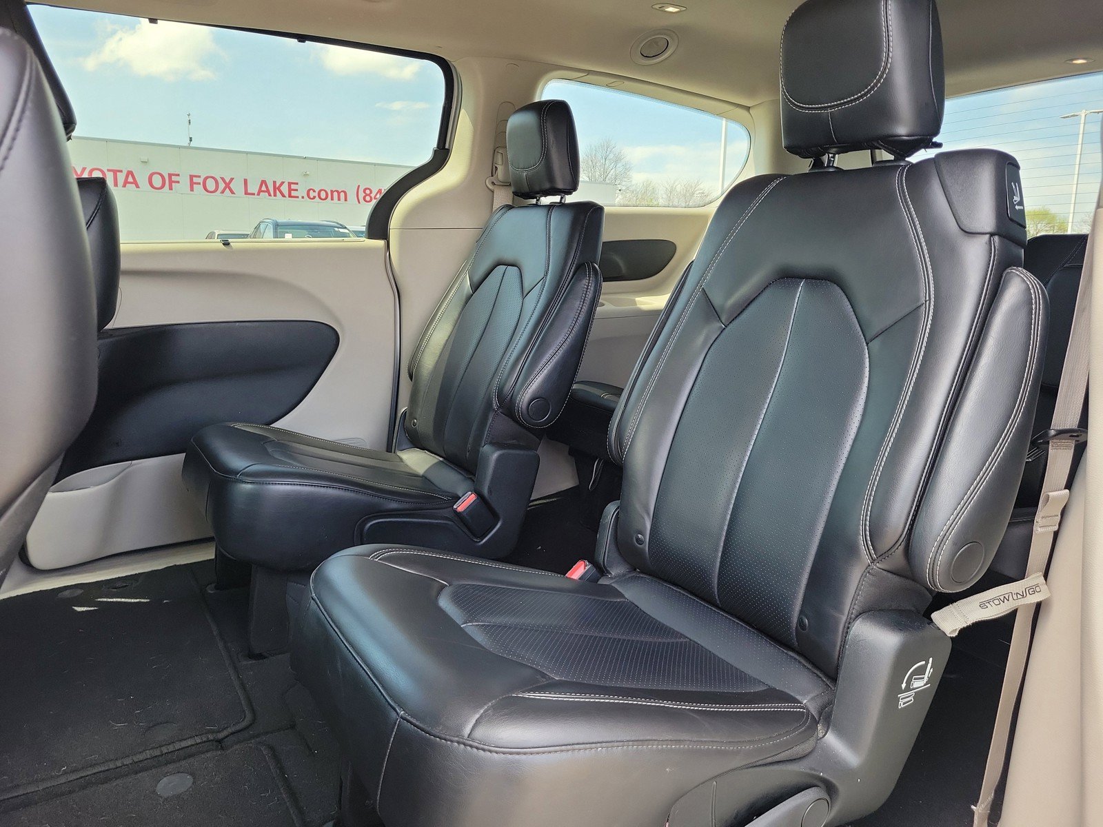 Used 2023 Chrysler Pacifica Touring-L FWD image 9