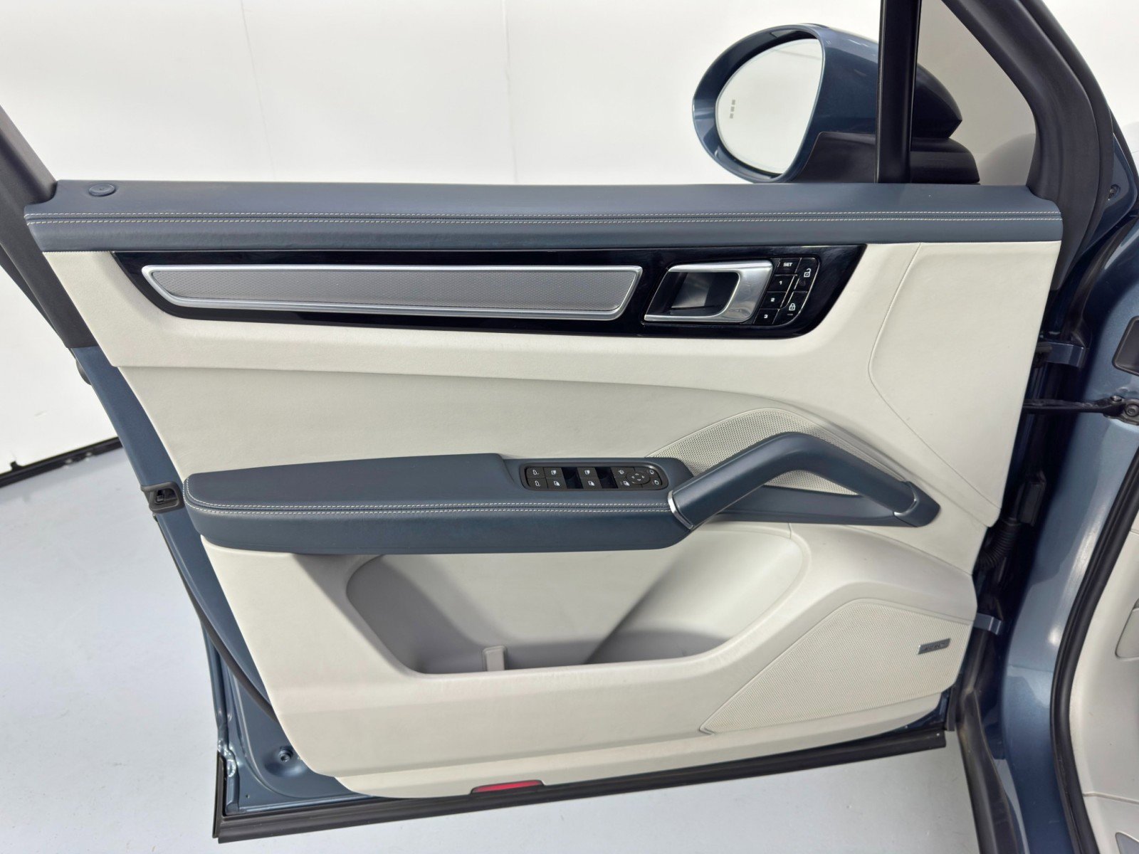 Used 2020 Porsche Cayenne S w/ Premium Package image 46