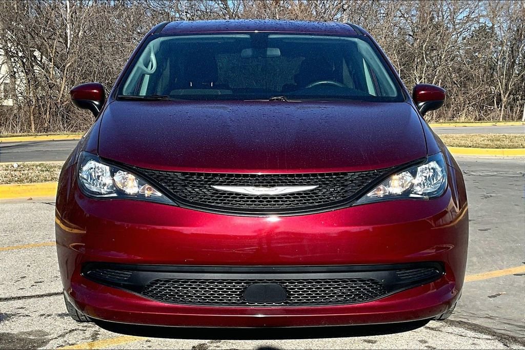 Used 2022 Chrysler Voyager LX image 2