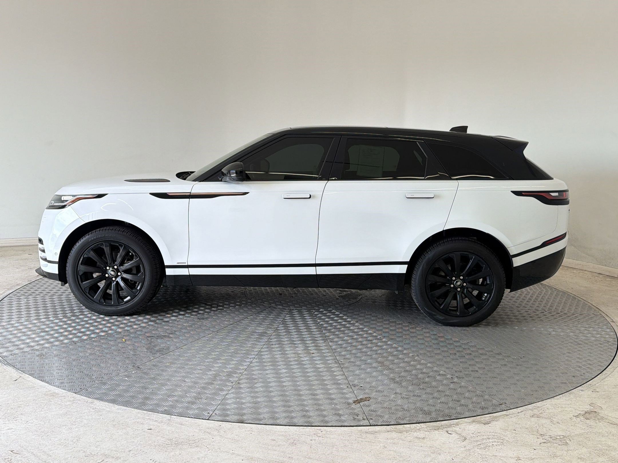 Used 2019 Land Rover Range Rover Velar R-Dynamic SE AWD/4WD image 2