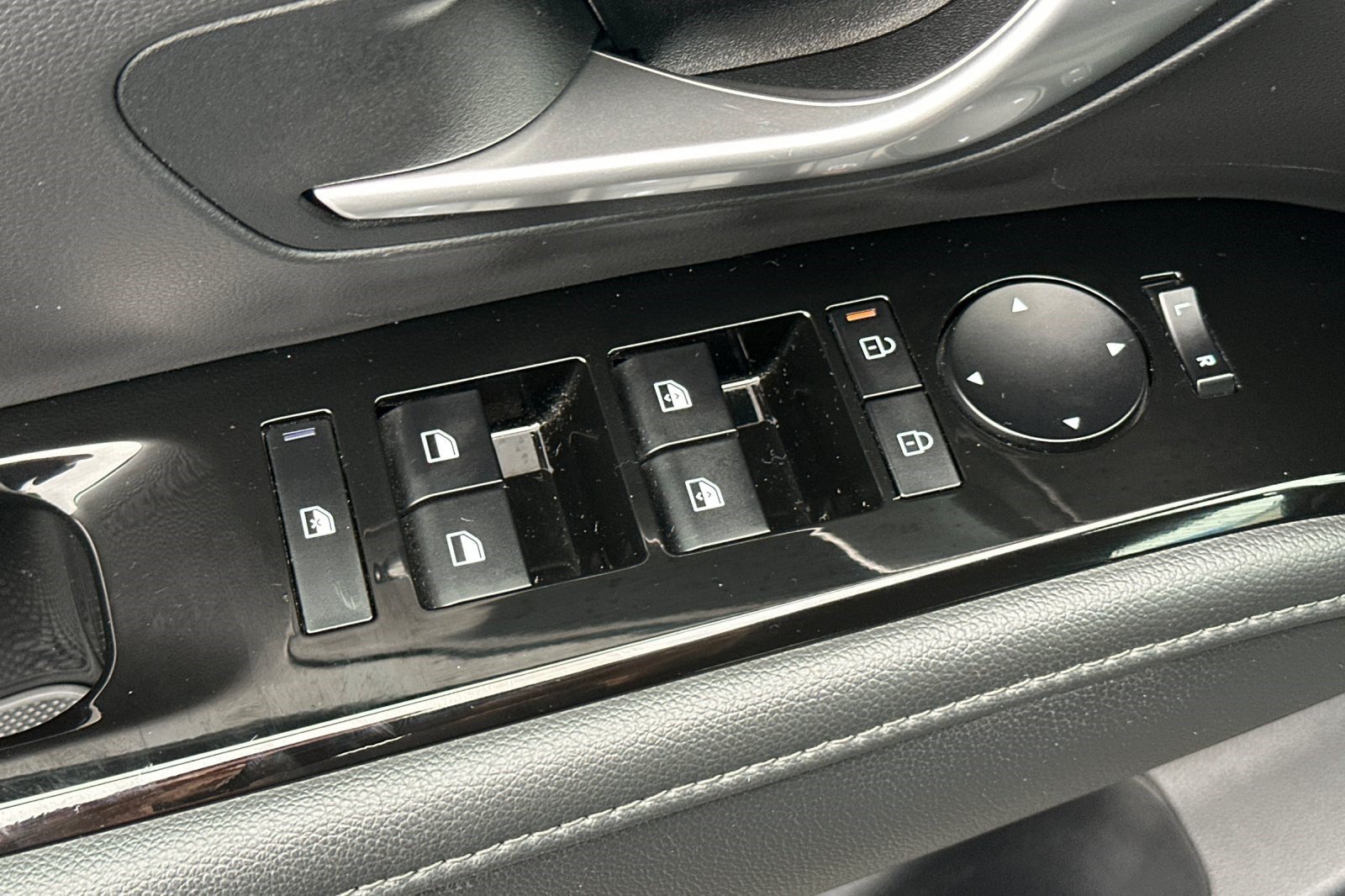 Used 2025 Hyundai Santa Cruz SEL FWD image 14