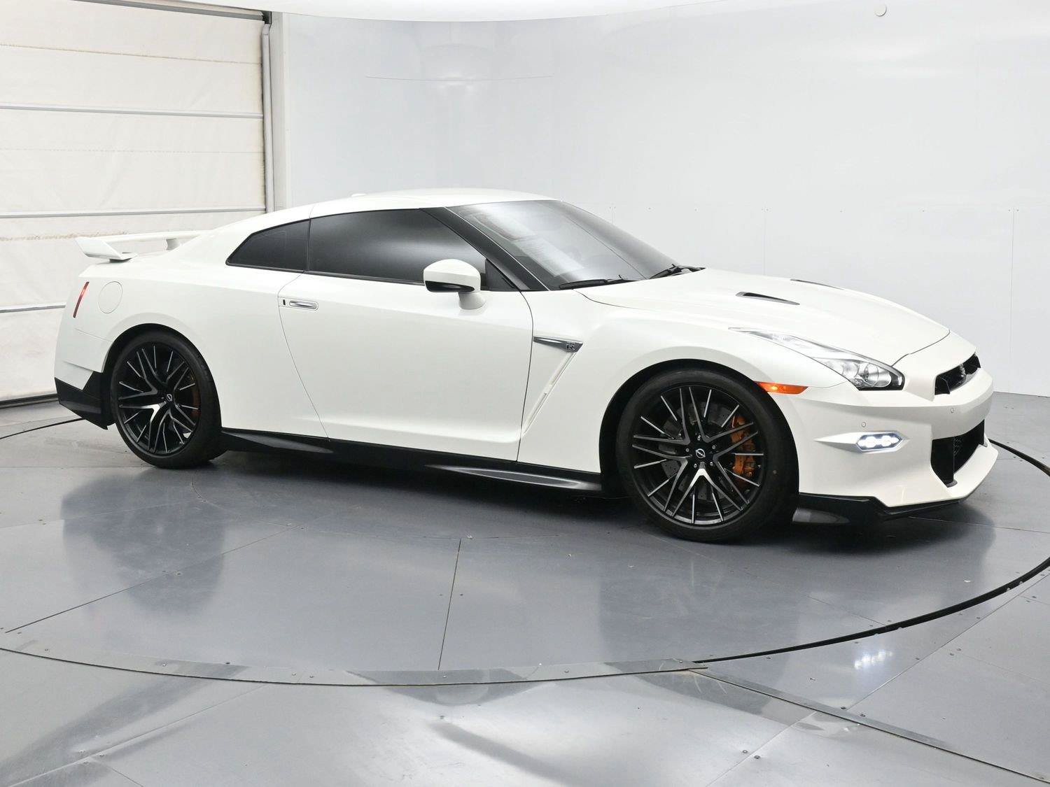 Certified 2024 Nissan GT-R Premium w/ Premium Interior Package AWD/4WD image 32