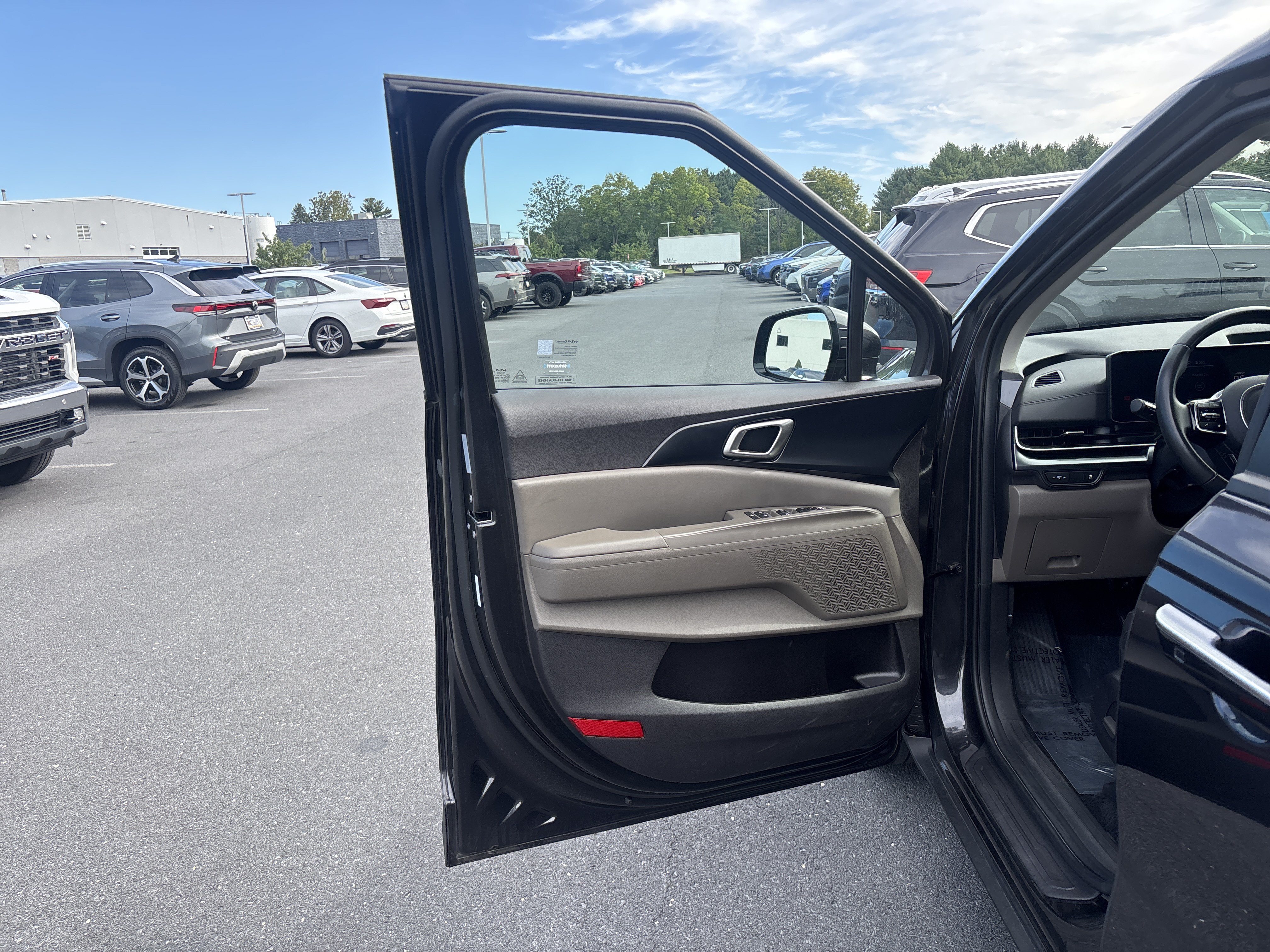 Used 2025 Kia Carnival FWD image 32