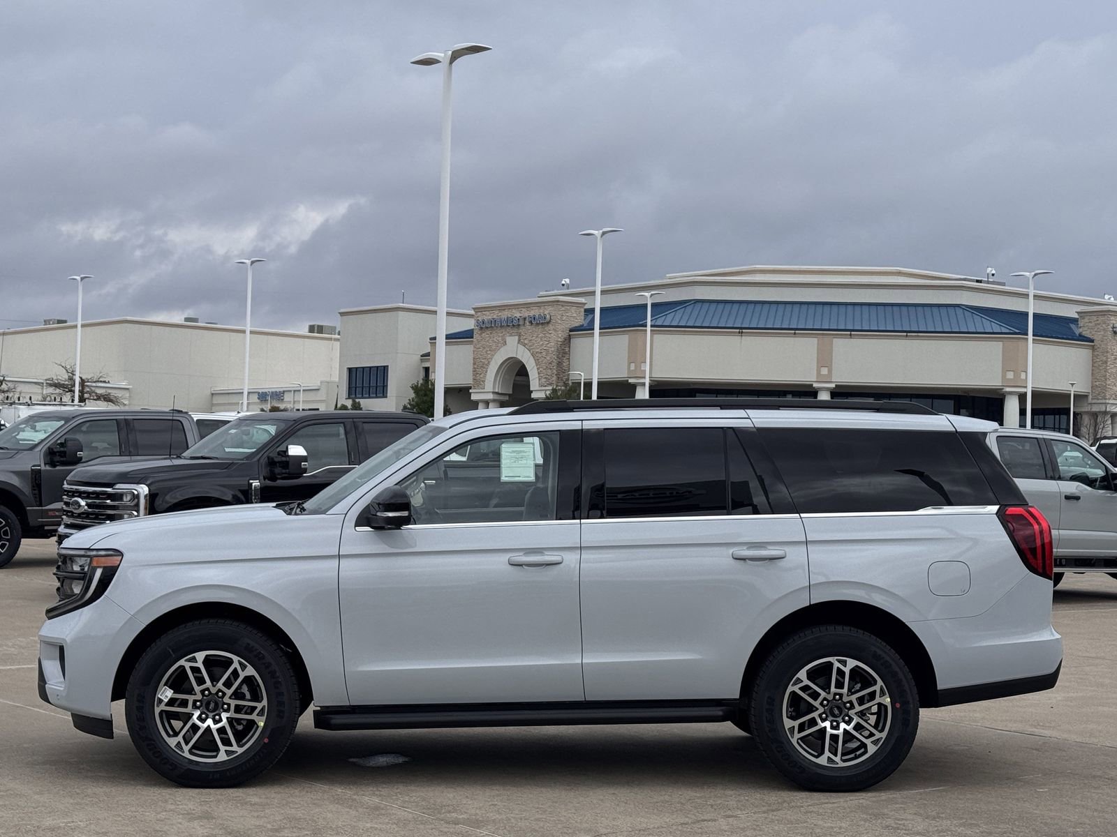 New 2026 Ford Expedition Active image 3