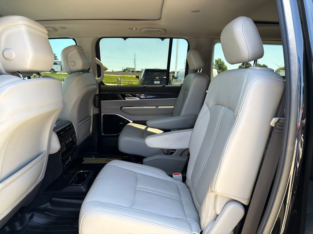 Used 2022 Jeep Wagoneer Series III w/ Premium Group I AWD/4WD image 16