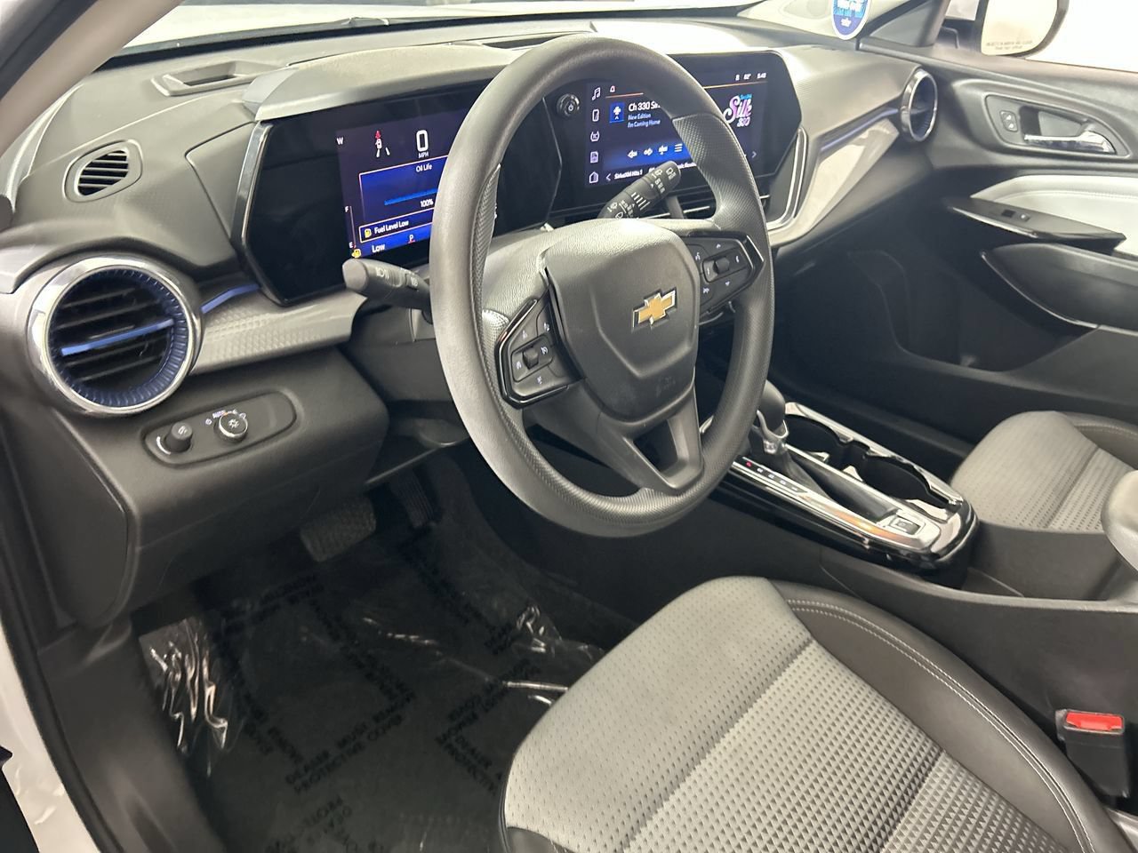 Used 2025 Chevrolet Trax LT FWD image 12