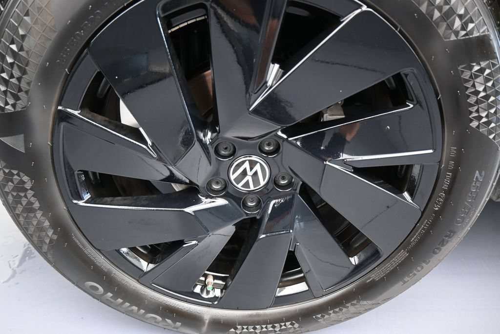 Used 2025 Volkswagen Atlas Cross Sport SE w/ Panoramic Sunroof Package FWD image 47