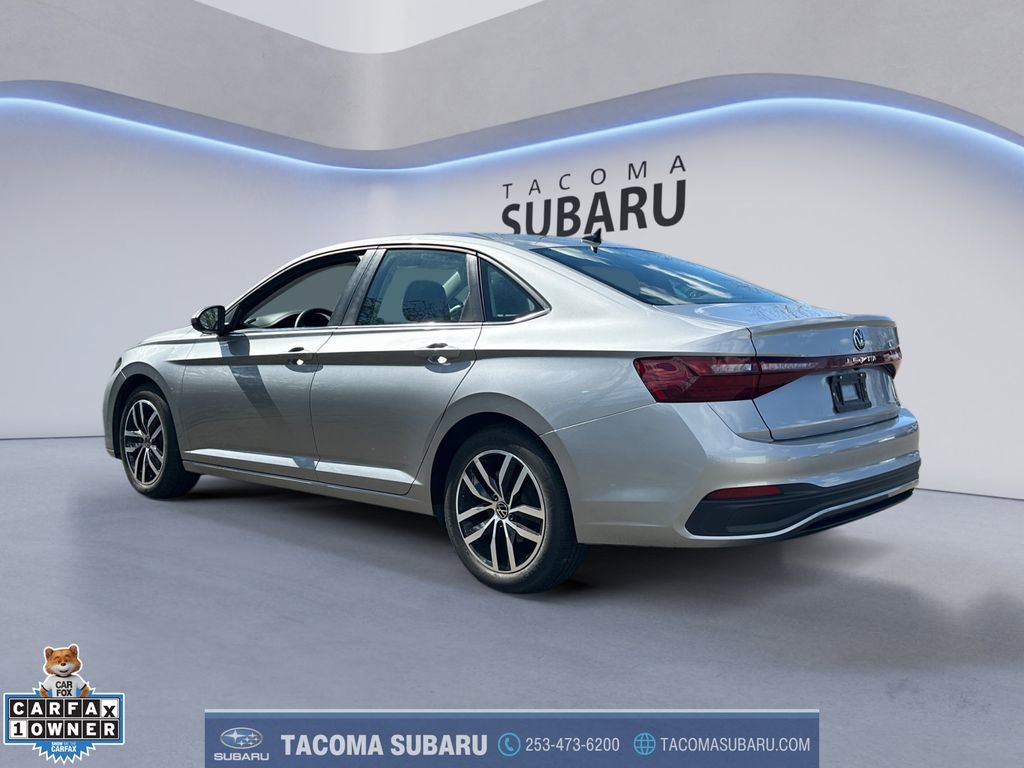 Used 2025 Volkswagen Jetta SE image 3