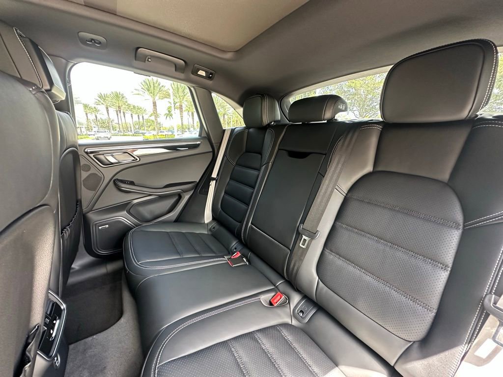 Certified 2025 Porsche Macan S image 32