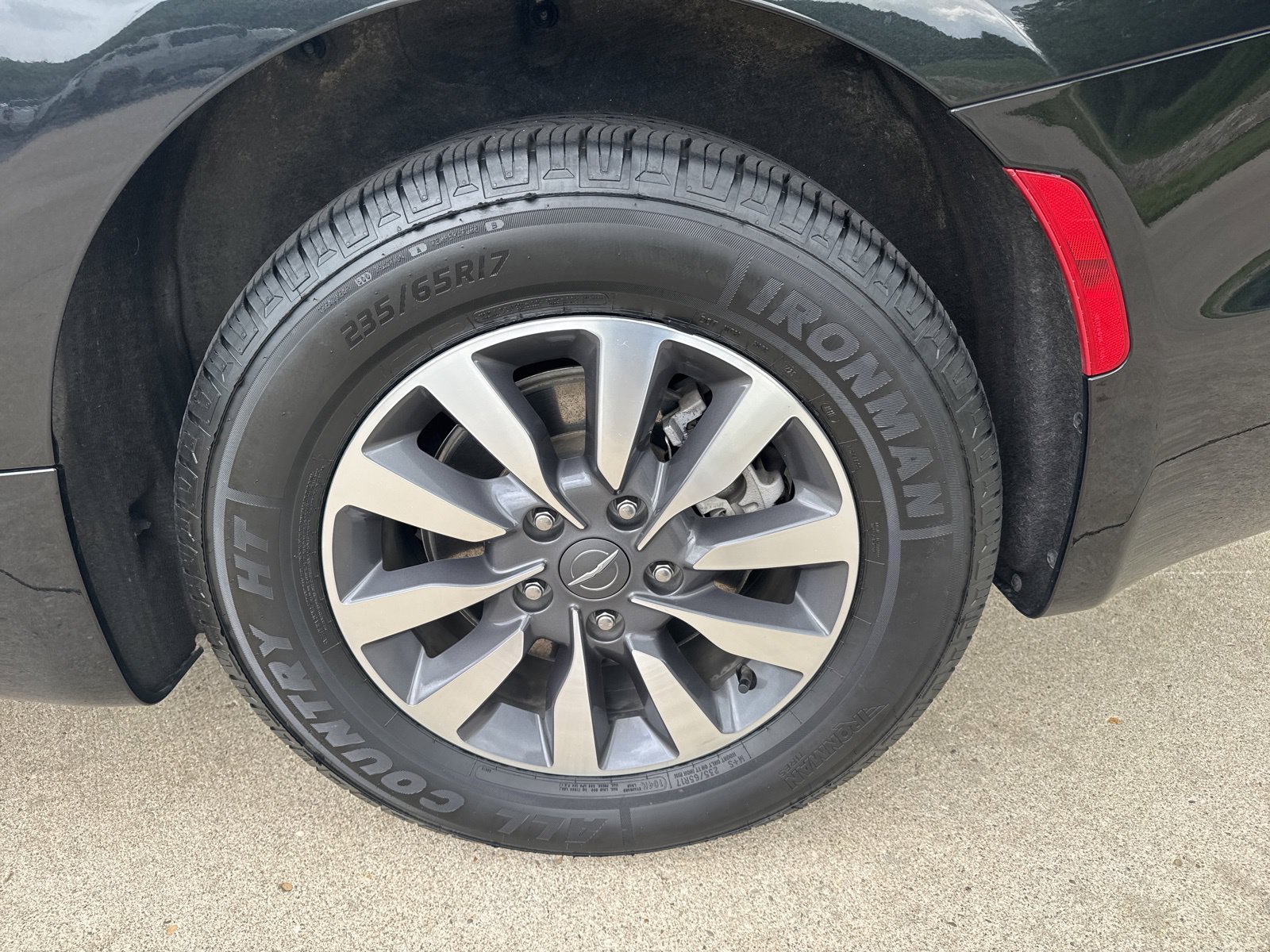 Used 2024 Chrysler Pacifica Limited FWD image 13