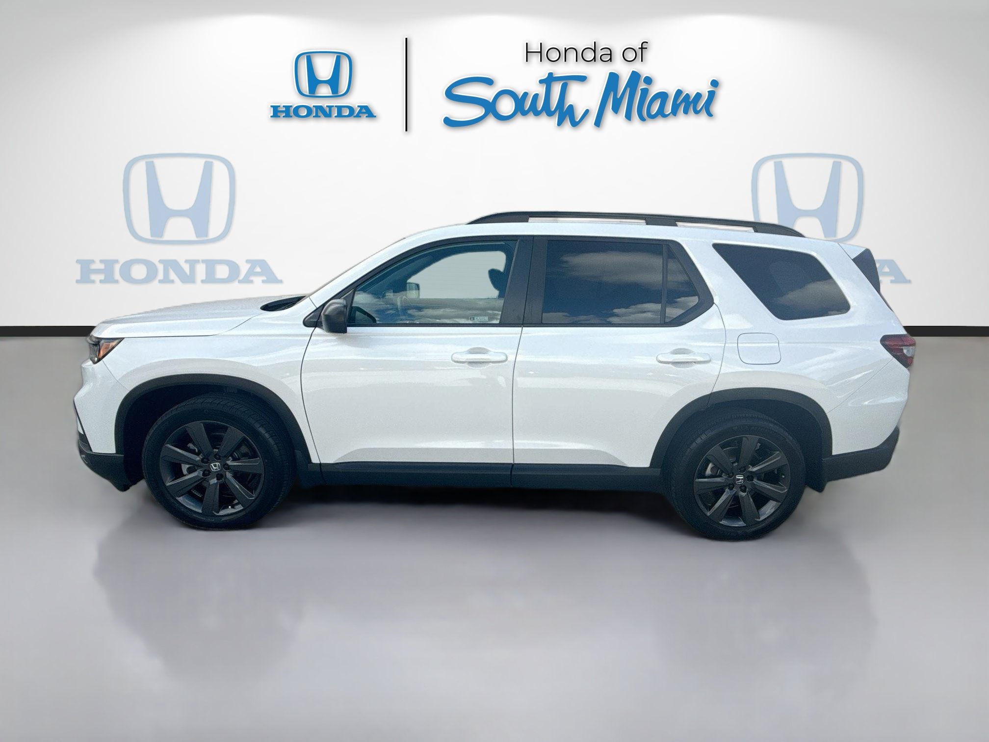 Certified 2025 Honda Pilot Sport image 4