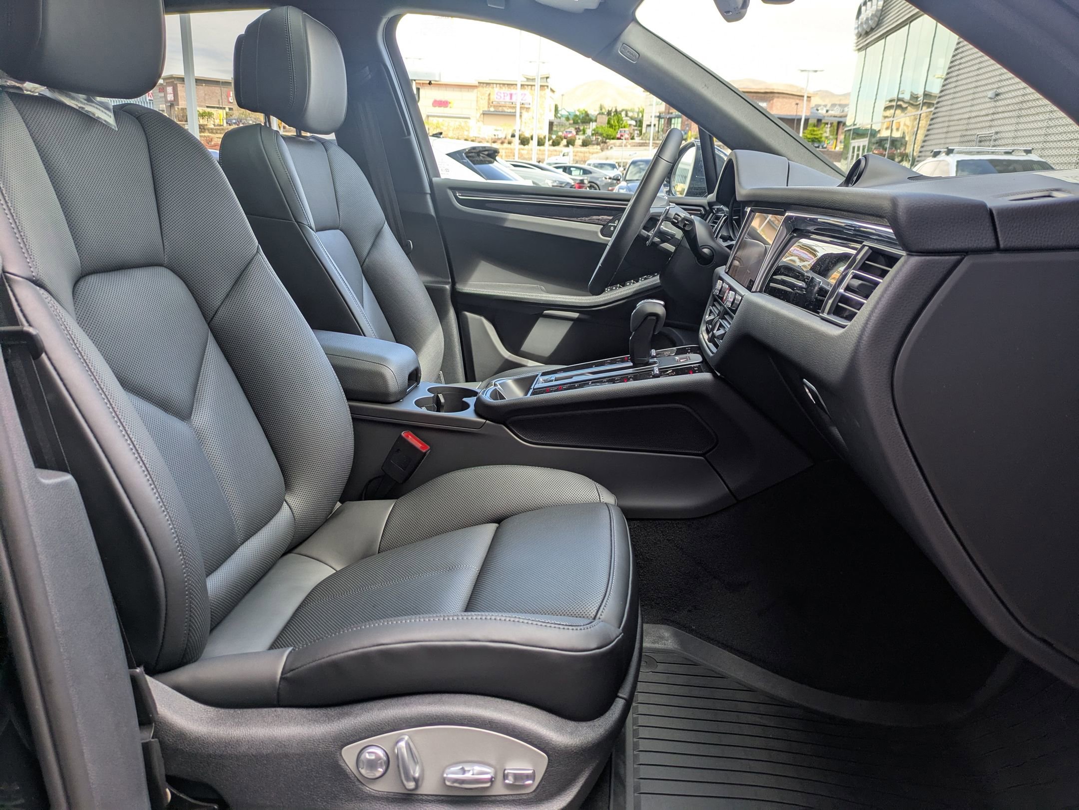 Certified 2025 Porsche Macan image 26